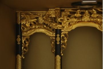 お仏壇をコンパクトにリメイク!指定サイズにリサイズし、本体扉は洋風の開き戸仕様に。内部の装飾はそのまま活用。扉のひし形飾りはアイボリー、それ以外は白でペイント。