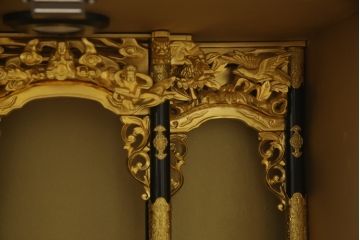 お仏壇をコンパクトにリメイク!指定サイズにリサイズし、本体扉は洋風の開き戸仕様に。内部の装飾はそのまま活用。扉のひし形飾りはアイボリー、それ以外は白でペイント。