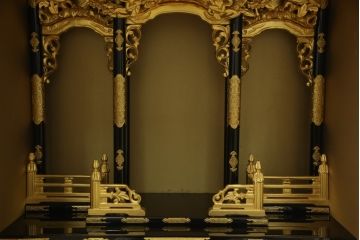 お仏壇をコンパクトにリメイク!指定サイズにリサイズし、本体扉は洋風の開き戸仕様に。内部の装飾はそのまま活用。扉のひし形飾りはアイボリー、それ以外は白でペイント。