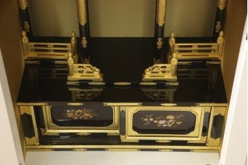 お仏壇をコンパクトにリメイク!指定サイズにリサイズし、本体扉は洋風の開き戸仕様に。内部の装飾はそのまま活用。扉のひし形飾りはアイボリー、それ以外は白でペイント。