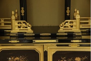 お仏壇をコンパクトにリメイク!指定サイズにリサイズし、本体扉は洋風の開き戸仕様に。内部の装飾はそのまま活用。扉のひし形飾りはアイボリー、それ以外は白でペイント。