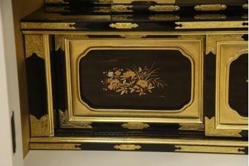 お仏壇をコンパクトにリメイク!指定サイズにリサイズし、本体扉は洋風の開き戸仕様に。内部の装飾はそのまま活用。扉のひし形飾りはアイボリー、それ以外は白でペイント。