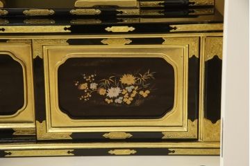 お仏壇をコンパクトにリメイク!指定サイズにリサイズし、本体扉は洋風の開き戸仕様に。内部の装飾はそのまま活用。扉のひし形飾りはアイボリー、それ以外は白でペイント。
