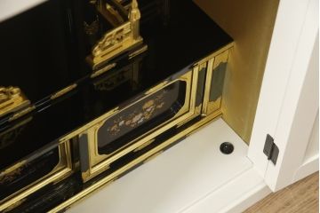 お仏壇をコンパクトにリメイク!指定サイズにリサイズし、本体扉は洋風の開き戸仕様に。内部の装飾はそのまま活用。扉のひし形飾りはアイボリー、それ以外は白でペイント。