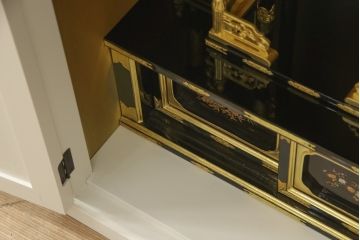 お仏壇をコンパクトにリメイク!指定サイズにリサイズし、本体扉は洋風の開き戸仕様に。内部の装飾はそのまま活用。扉のひし形飾りはアイボリー、それ以外は白でペイント。
