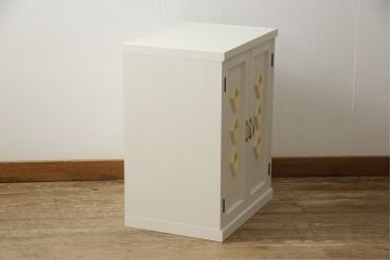お仏壇をコンパクトにリメイク!指定サイズにリサイズし、本体扉は洋風の開き戸仕様に。内部の装飾はそのまま活用。扉のひし形飾りはアイボリー、それ以外は白でペイント。