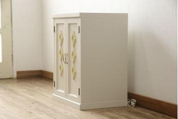 お仏壇をコンパクトにリメイク!指定サイズにリサイズし、本体扉は洋風の開き戸仕様に。内部の装飾はそのまま活用。扉のひし形飾りはアイボリー、それ以外は白でペイント。