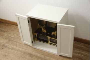 お仏壇をコンパクトにリメイク!指定サイズにリサイズし、本体扉は洋風の開き戸仕様に。内部の装飾はそのまま活用。扉のひし形飾りはアイボリー、それ以外は白でペイント。
