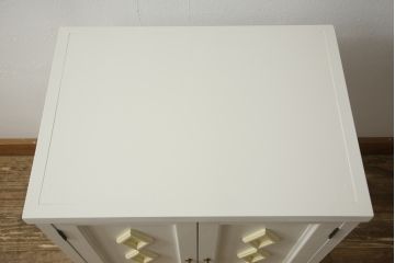 お仏壇をコンパクトにリメイク!指定サイズにリサイズし、本体扉は洋風の開き戸仕様に。内部の装飾はそのまま活用。扉のひし形飾りはアイボリー、それ以外は白でペイント。