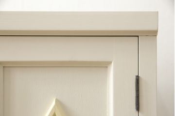 お仏壇をコンパクトにリメイク!指定サイズにリサイズし、本体扉は洋風の開き戸仕様に。内部の装飾はそのまま活用。扉のひし形飾りはアイボリー、それ以外は白でペイント。