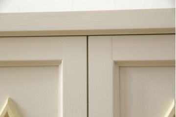 お仏壇をコンパクトにリメイク!指定サイズにリサイズし、本体扉は洋風の開き戸仕様に。内部の装飾はそのまま活用。扉のひし形飾りはアイボリー、それ以外は白でペイント。