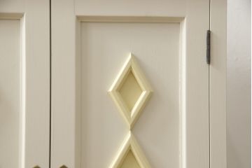 お仏壇をコンパクトにリメイク!指定サイズにリサイズし、本体扉は洋風の開き戸仕様に。内部の装飾はそのまま活用。扉のひし形飾りはアイボリー、それ以外は白でペイント。