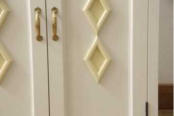 お仏壇をコンパクトにリメイク!指定サイズにリサイズし、本体扉は洋風の開き戸仕様に。内部の装飾はそのまま活用。扉のひし形飾りはアイボリー、それ以外は白でペイント。
