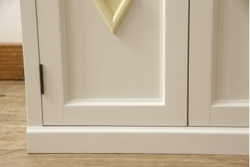 お仏壇をコンパクトにリメイク!指定サイズにリサイズし、本体扉は洋風の開き戸仕様に。内部の装飾はそのまま活用。扉のひし形飾りはアイボリー、それ以外は白でペイント。