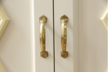 お仏壇をコンパクトにリメイク!指定サイズにリサイズし、本体扉は洋風の開き戸仕様に。内部の装飾はそのまま活用。扉のひし形飾りはアイボリー、それ以外は白でペイント。