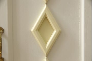 お仏壇をコンパクトにリメイク!指定サイズにリサイズし、本体扉は洋風の開き戸仕様に。内部の装飾はそのまま活用。扉のひし形飾りはアイボリー、それ以外は白でペイント。