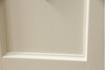 お仏壇をコンパクトにリメイク!指定サイズにリサイズし、本体扉は洋風の開き戸仕様に。内部の装飾はそのまま活用。扉のひし形飾りはアイボリー、それ以外は白でペイント。