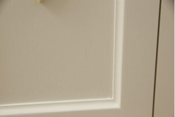 お仏壇をコンパクトにリメイク!指定サイズにリサイズし、本体扉は洋風の開き戸仕様に。内部の装飾はそのまま活用。扉のひし形飾りはアイボリー、それ以外は白でペイント。