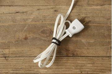 お仏壇をコンパクトにリメイク!指定サイズにリサイズし、本体扉は洋風の開き戸仕様に。内部の装飾はそのまま活用。扉のひし形飾りはアイボリー、それ以外は白でペイント。