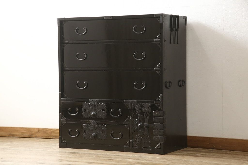 桐箪笥を綺麗に再生!金具の錆を落とし、外れていた箇所を付け直し。カシュー塗りの黒で着色仕上げ。