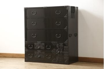 桐箪笥を綺麗に再生!金具の錆を落とし、外れていた箇所を付け直し。カシュー塗りの黒で着色仕上げ。