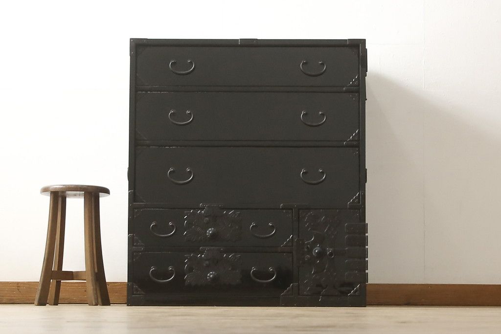 桐箪笥を綺麗に再生!金具の錆を落とし、外れていた箇所を付け直し。カシュー塗りの黒で着色仕上げ。