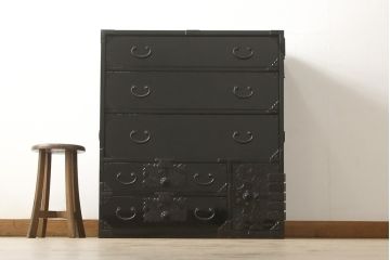 桐箪笥を綺麗に再生!金具の錆を落とし、外れていた箇所を付け直し。カシュー塗りの黒で着色仕上げ。