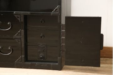 桐箪笥を綺麗に再生!金具の錆を落とし、外れていた箇所を付け直し。カシュー塗りの黒で着色仕上げ。