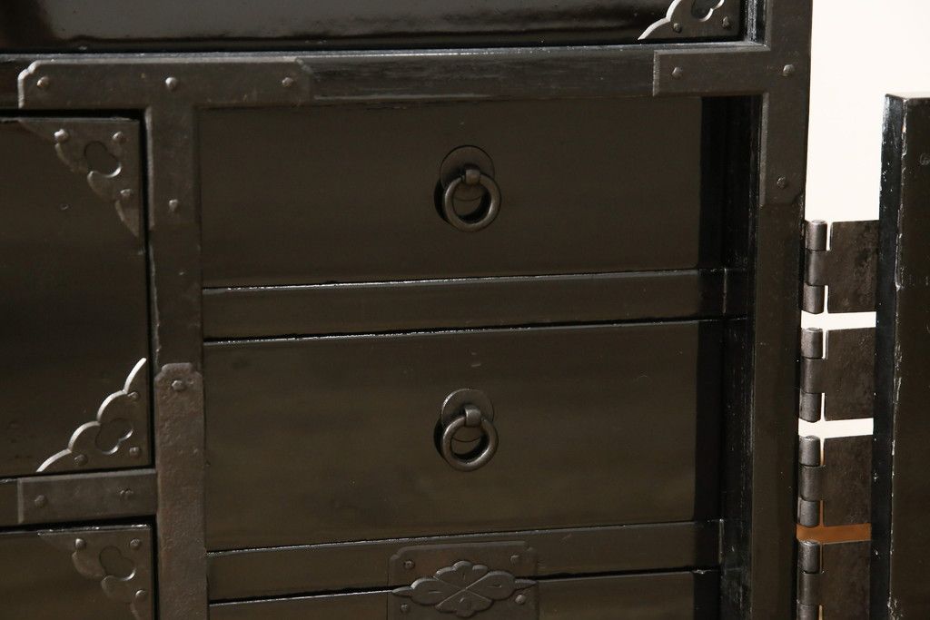 桐箪笥を綺麗に再生!金具の錆を落とし、外れていた箇所を付け直し。カシュー塗りの黒で着色仕上げ。