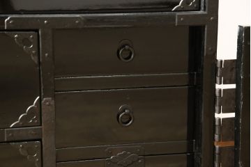 桐箪笥を綺麗に再生!金具の錆を落とし、外れていた箇所を付け直し。カシュー塗りの黒で着色仕上げ。