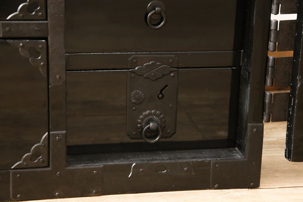 桐箪笥を綺麗に再生!金具の錆を落とし、外れていた箇所を付け直し。カシュー塗りの黒で着色仕上げ。