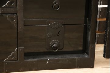 桐箪笥を綺麗に再生!金具の錆を落とし、外れていた箇所を付け直し。カシュー塗りの黒で着色仕上げ。