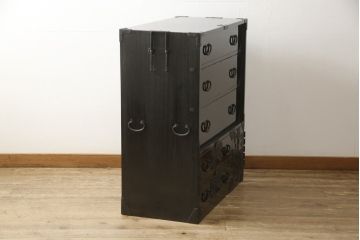 桐箪笥を綺麗に再生!金具の錆を落とし、外れていた箇所を付け直し。カシュー塗りの黒で着色仕上げ。