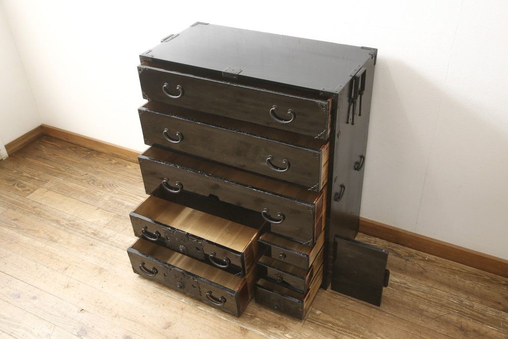 桐箪笥を綺麗に再生!金具の錆を落とし、外れていた箇所を付け直し。カシュー塗りの黒で着色仕上げ。