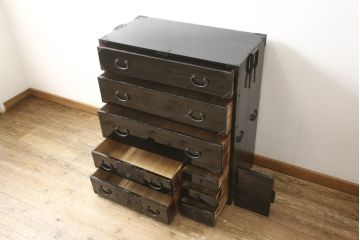 桐箪笥を綺麗に再生!金具の錆を落とし、外れていた箇所を付け直し。カシュー塗りの黒で着色仕上げ。