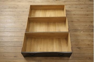 桐箪笥を綺麗に再生!金具の錆を落とし、外れていた箇所を付け直し。カシュー塗りの黒で着色仕上げ。