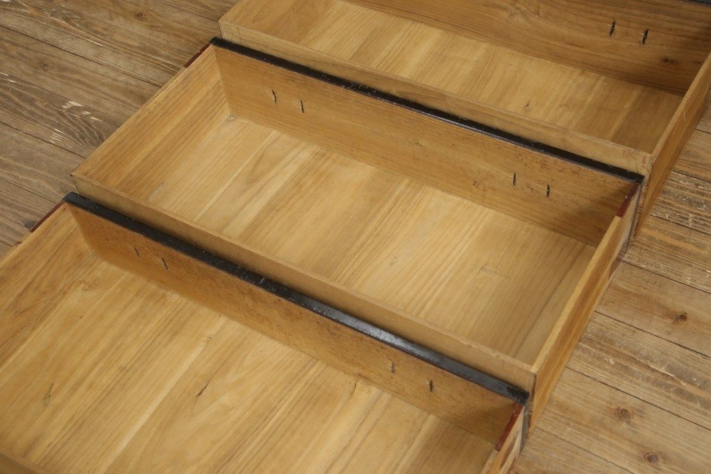 桐箪笥を綺麗に再生!金具の錆を落とし、外れていた箇所を付け直し。カシュー塗りの黒で着色仕上げ。