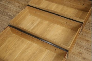 桐箪笥を綺麗に再生!金具の錆を落とし、外れていた箇所を付け直し。カシュー塗りの黒で着色仕上げ。