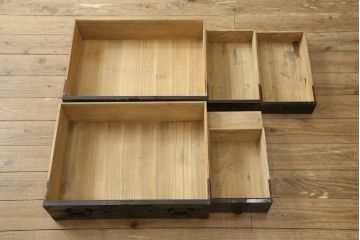 桐箪笥を綺麗に再生!金具の錆を落とし、外れていた箇所を付け直し。カシュー塗りの黒で着色仕上げ。