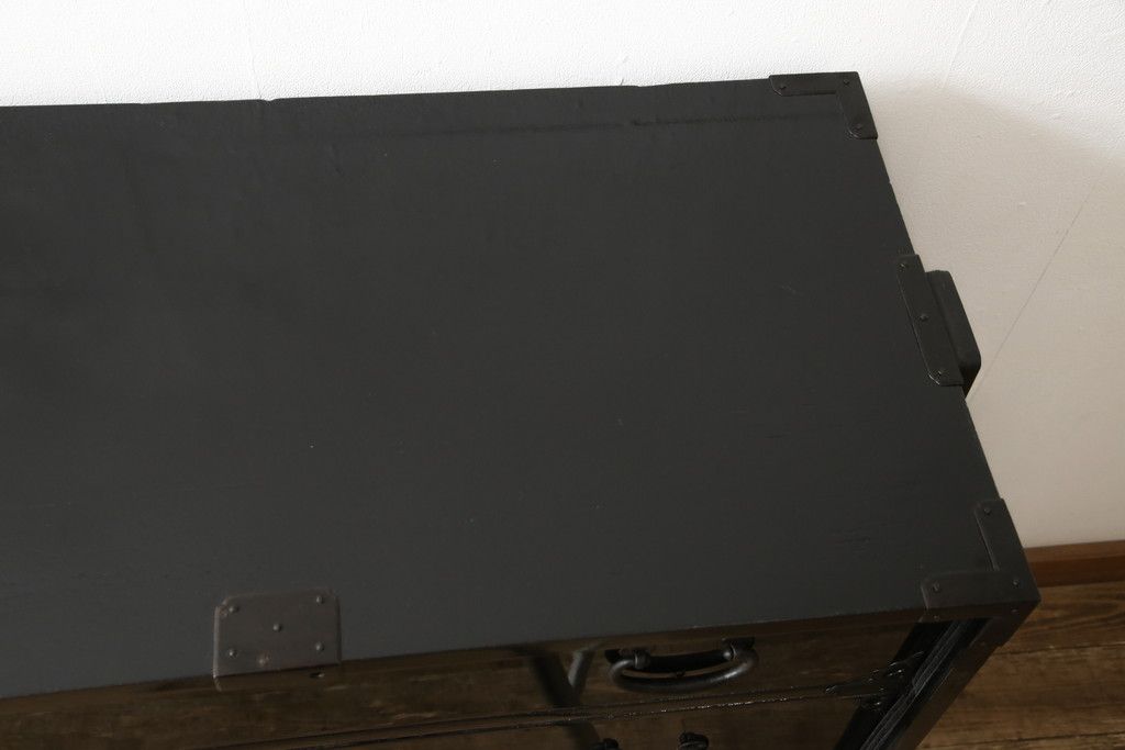 桐箪笥を綺麗に再生!金具の錆を落とし、外れていた箇所を付け直し。カシュー塗りの黒で着色仕上げ。