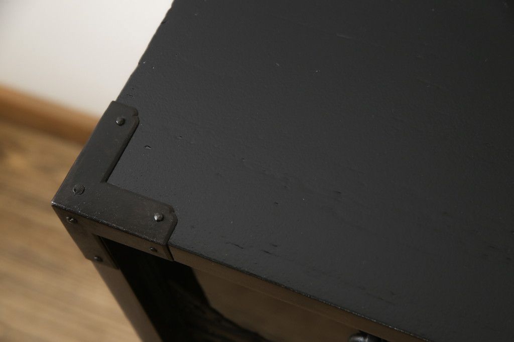 桐箪笥を綺麗に再生!金具の錆を落とし、外れていた箇所を付け直し。カシュー塗りの黒で着色仕上げ。