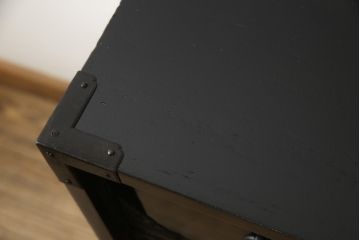 桐箪笥を綺麗に再生!金具の錆を落とし、外れていた箇所を付け直し。カシュー塗りの黒で着色仕上げ。