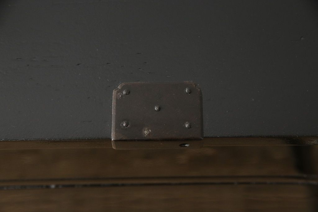 桐箪笥を綺麗に再生!金具の錆を落とし、外れていた箇所を付け直し。カシュー塗りの黒で着色仕上げ。