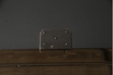桐箪笥を綺麗に再生!金具の錆を落とし、外れていた箇所を付け直し。カシュー塗りの黒で着色仕上げ。