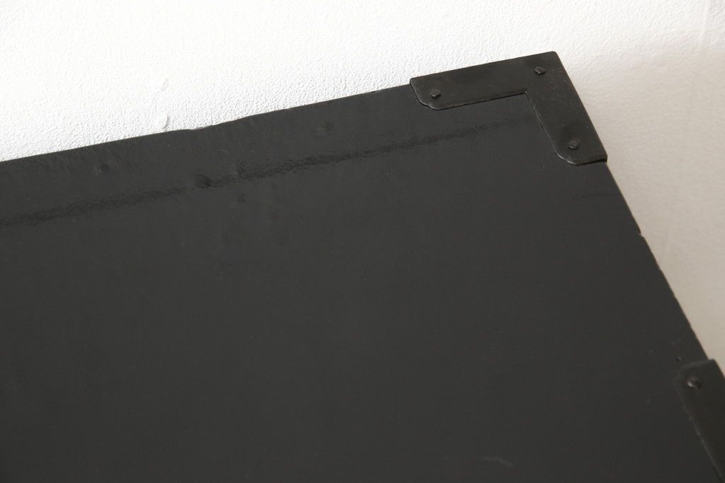 桐箪笥を綺麗に再生!金具の錆を落とし、外れていた箇所を付け直し。カシュー塗りの黒で着色仕上げ。