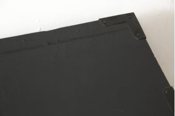 桐箪笥を綺麗に再生!金具の錆を落とし、外れていた箇所を付け直し。カシュー塗りの黒で着色仕上げ。