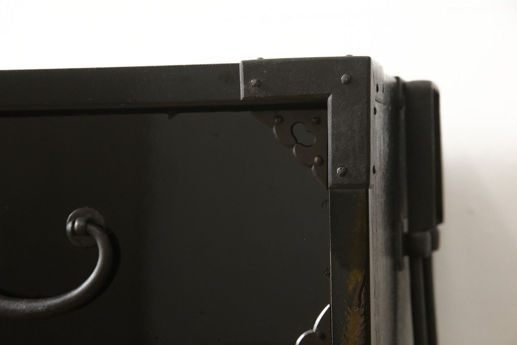 桐箪笥を綺麗に再生!金具の錆を落とし、外れていた箇所を付け直し。カシュー塗りの黒で着色仕上げ。
