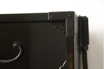 桐箪笥を綺麗に再生!金具の錆を落とし、外れていた箇所を付け直し。カシュー塗りの黒で着色仕上げ。