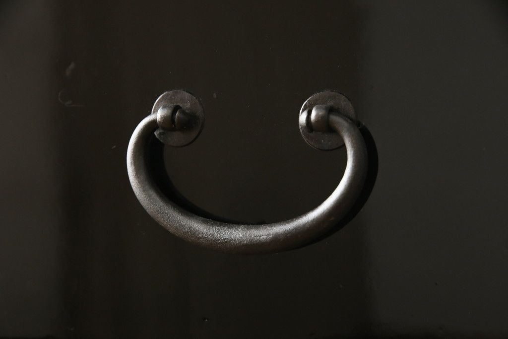 桐箪笥を綺麗に再生!金具の錆を落とし、外れていた箇所を付け直し。カシュー塗りの黒で着色仕上げ。