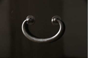 桐箪笥を綺麗に再生!金具の錆を落とし、外れていた箇所を付け直し。カシュー塗りの黒で着色仕上げ。